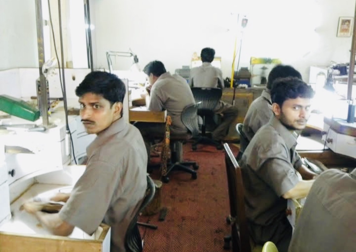 Cutting and polishing benches at the workshop